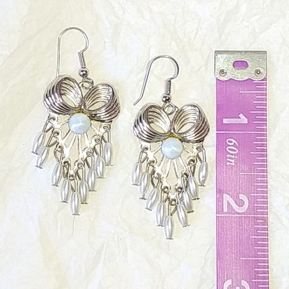 🦋 SILVERTONE BOW DANGLE EARRINGS - FAUX PEARLS - Picture 2 of 4
